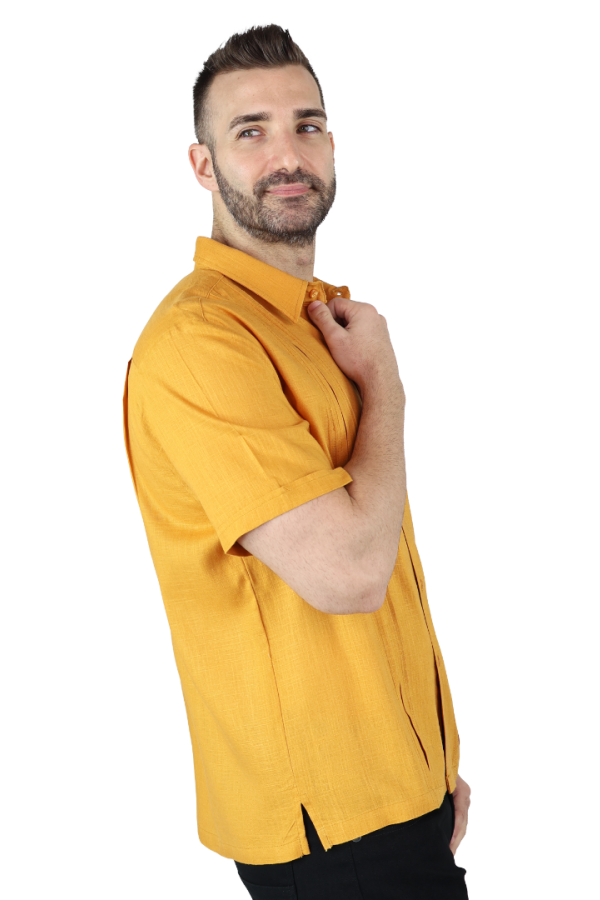 Guayamisa Estilo Clásico Manga Corta Color Mostaza Con Alforza Para Hombre